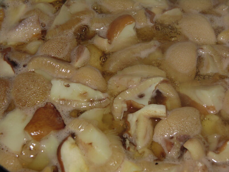 Отвариваю маслята с добавлением уксуса