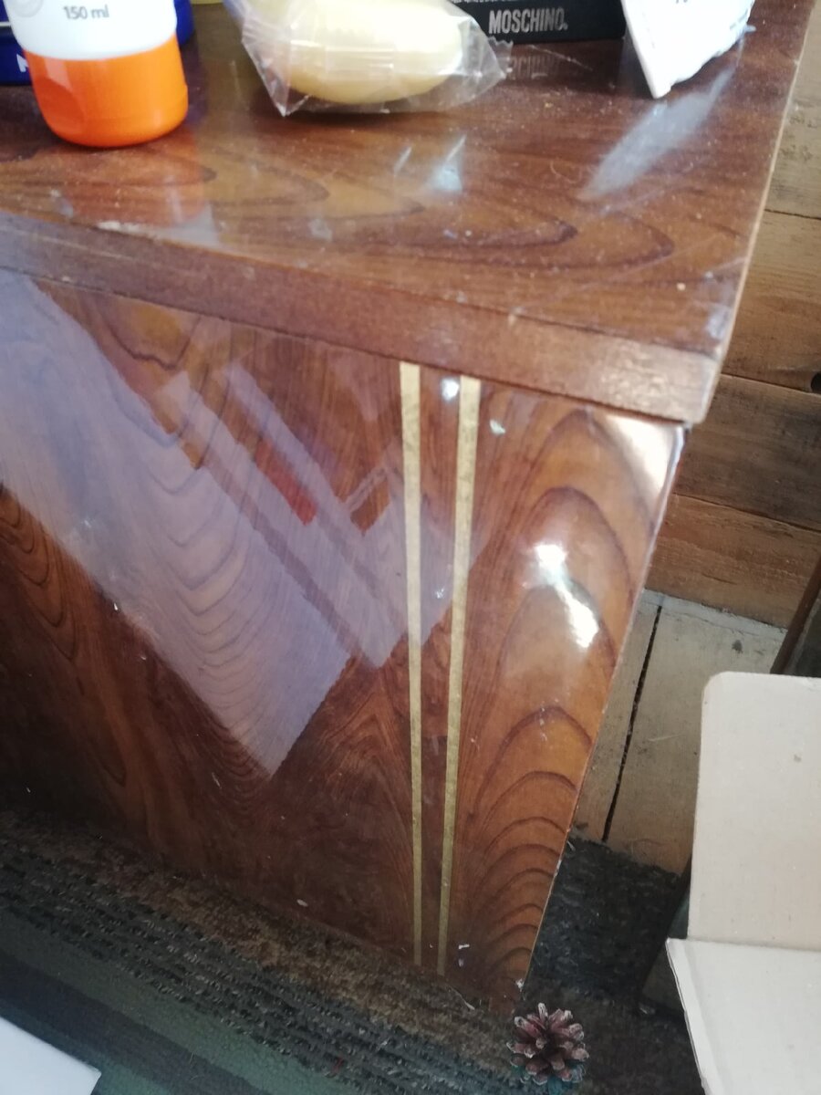 К сожалению фотографии "До" полностью тумбы у меня нету, зато можно её оценить угол