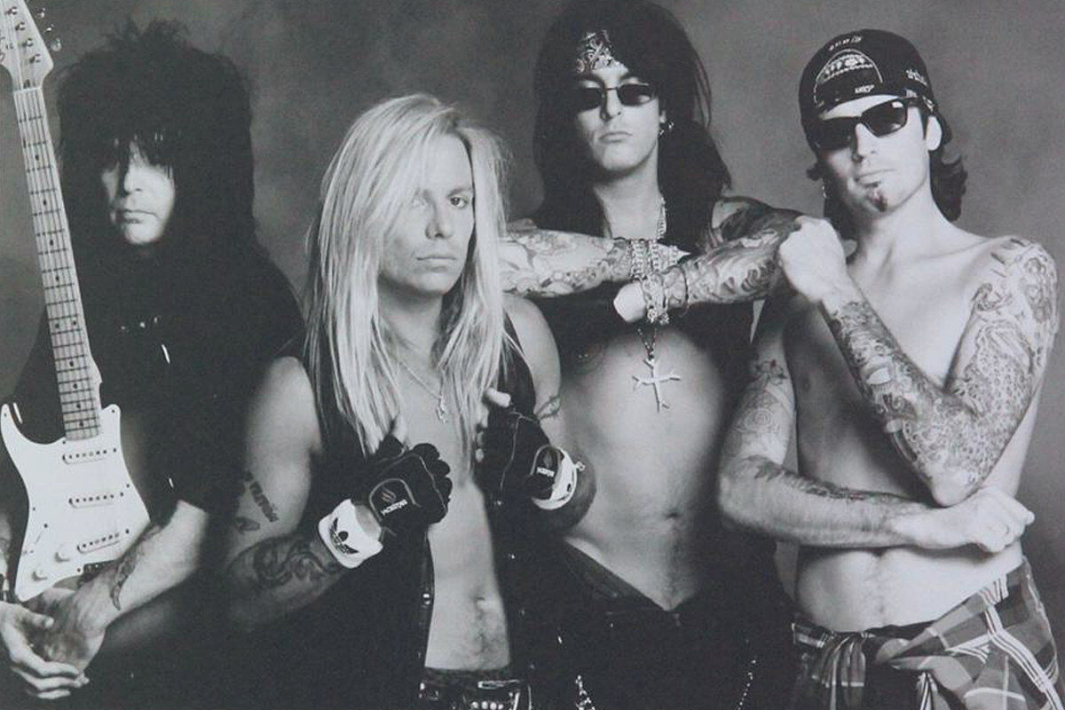 Motley Crue без сомнения, является культовой группой всех времен. Эти бандюганы не раз попадали в список самых скандальных музыкантов.