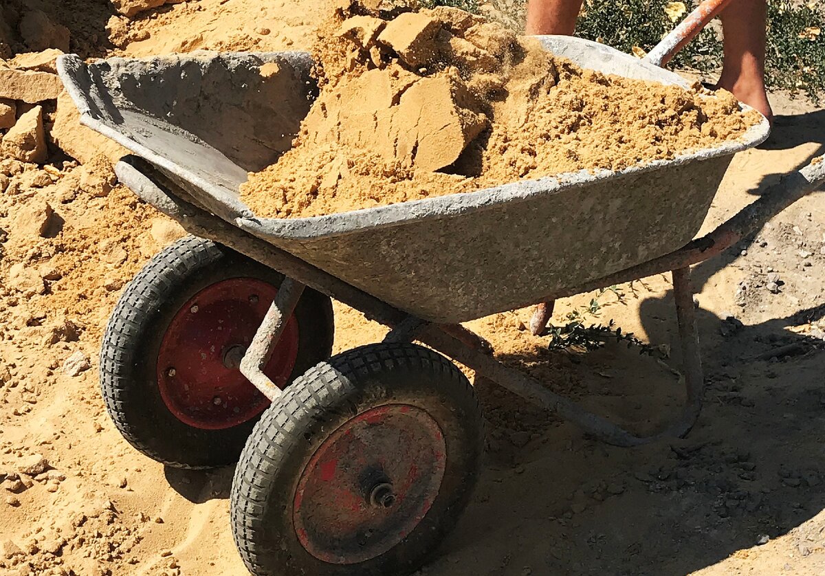 Набираем песок в бетономешалку.