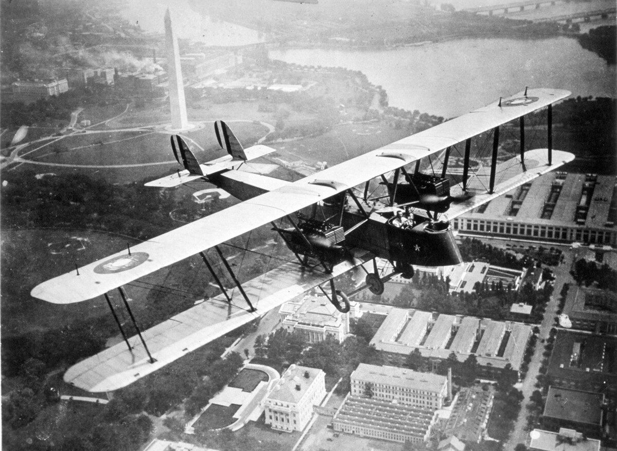 Martin MB-1 пролетает над Вашигтоном. Фото: Public domain / USAF