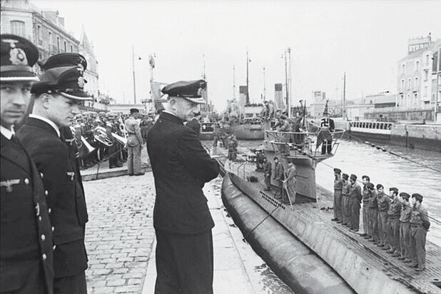 АДМИРАЛ КАРЛ ФОН ДЕНИЦ И ЕГО ПОДВОДНИКИ. ФОТО: BUNDESARCHIV