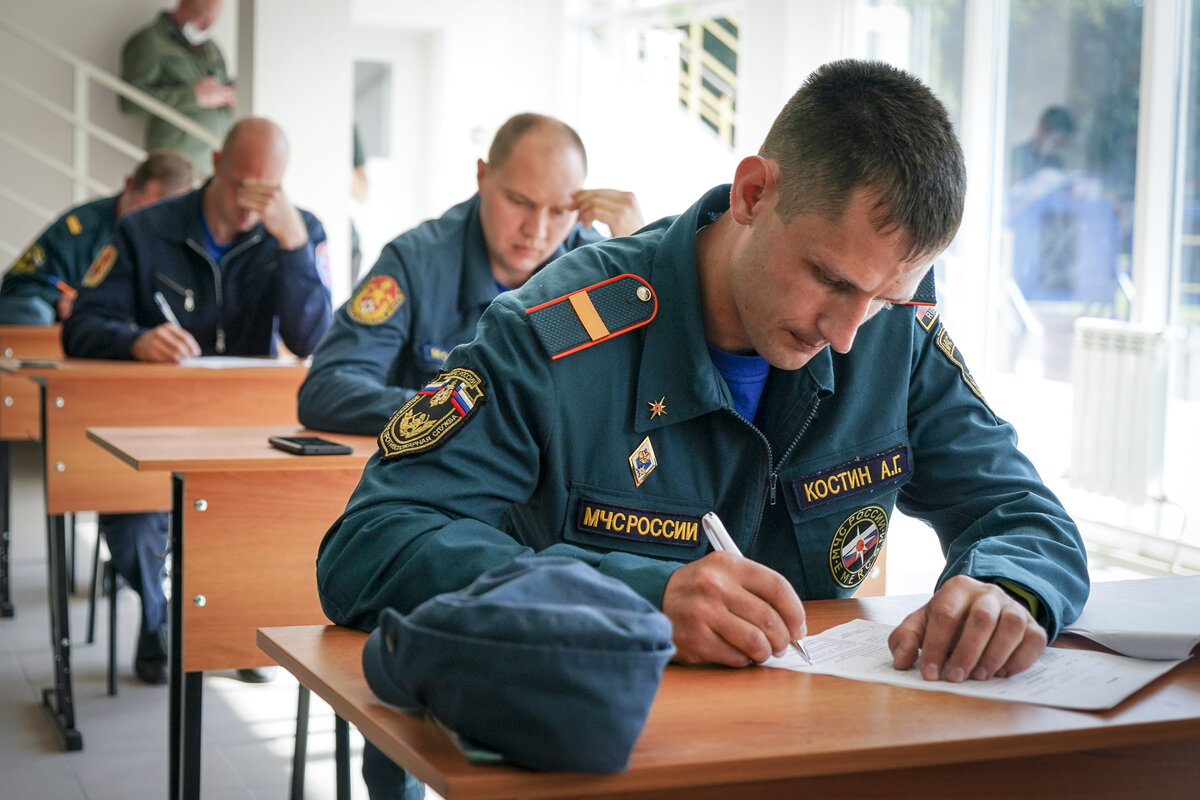 Форма мчс с оранжевыми вставками нового образца