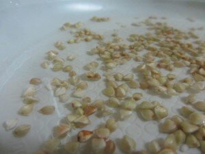 Итак, берем нужное количество зеленой гречки. Затем промываем ее в большом количестве прохладной чистой воды. Для этого высыпаем в сито, с мелкими дырками и хорошо промываем. Можно использовать и обычную пиалу, или любую другую глубокую емкость, тогда всплывший сор, шелуху и дробленные зерна можно просто слить, она нам не понадобятся.