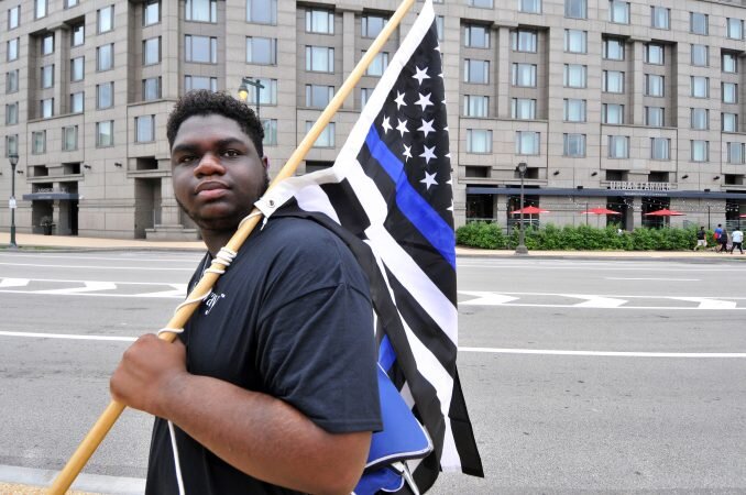 Чернокожий парень на марше "Жизни полицейских имеют значение".  Фото: whyy.org