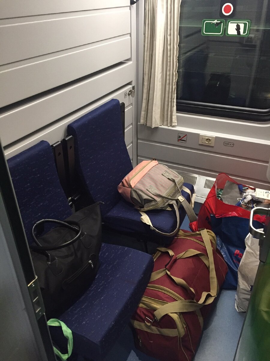 Купе "СВ", два кресла, сумки положить некуда