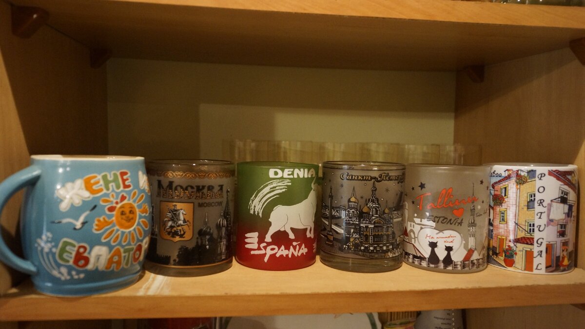 Чашки маме привозила. Не все здесь. Где-то у нее еще стоят. 