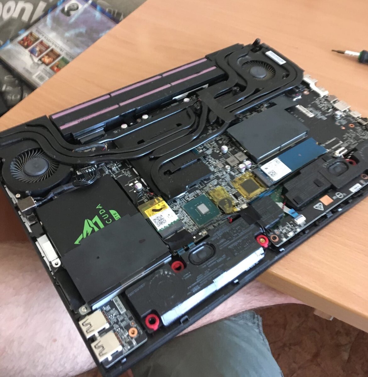 Система охлаждения ноутбука. 7 теплотрубок, две турбины и три радиатора призваны охлаждать весь теплопакет из видеокарты и процессора.