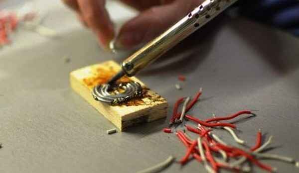 Паяльник прилипает к припою. Паяльник олова для толстого металла. Олово не держится на жале паяльника. Припой для меди без паяльника. Паяльник не плавит припой.