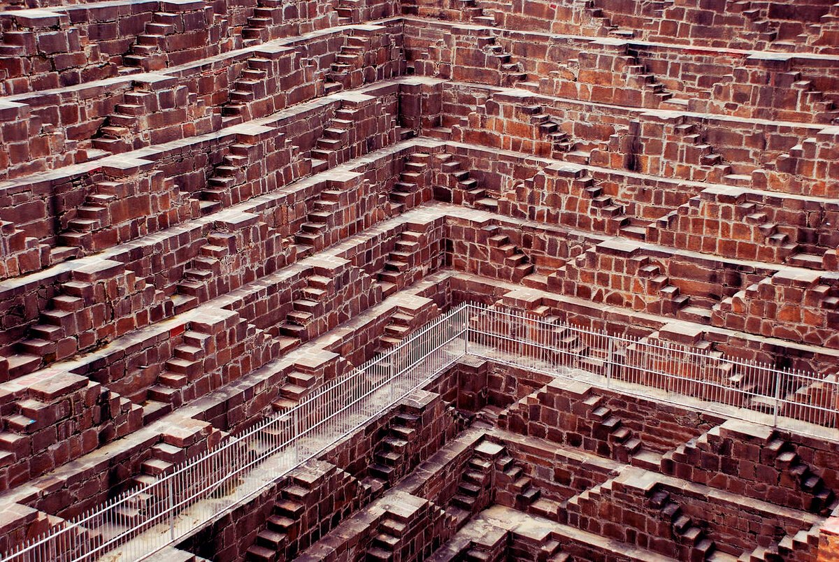 Так выглядят стены ступенчатых колодцев, в том числе и Чанд Баори.