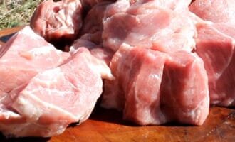 Хорошее свежее мясо моем, обсушиваем бумажным полотенцем и нарезаем на куски.
