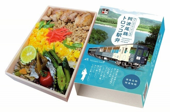 Художественное исполнение особого упакованного ланча «экибен» с местной курицей Аваодори