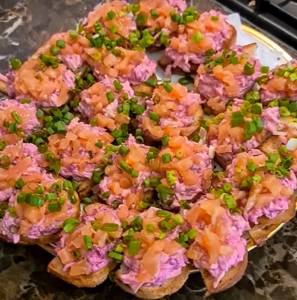 Предлагаю вам приготовить вкусные и оригинальные тосты. Они могут заменить вам легендарный салат " Селёдка под шубой")). Нам понадобится: батон либо любой тостерный хлеб, свекла,яйца, майонез,филе слабосолёной красной рыбы ( сёмга, форель и тд), немного соли,зелень(лук и можно укроп). Приготовление: свеклу и яйца отвариваем ,очищаем и трём на тёрке. Я использую крупную. Смешиваем свеклу с яйцами,добавляем майонез, солим по вкусу и хорошо перемешиваем. Батон нарезаем ломтиками, можно пополам,как вам нравится. Размер на ваш выбор. Обжариваем наш хлеб на растительном или оливковом масле. Выложим всё на бумажное полотенце, чтобы ушло лишнее масло. Филе красной рыбы,нарежем небольшими кубиками. На остывшие тосты, выкладываем небольшими порциями нашу свекольную смесь, сверху выкладываем нашу рыбку,и украшаем зеленью. Лучше всего подходит зелёный лук. Вот и всё!)) Получаются вкусные,красивые закусочные бутерброды. Очень легко и быстро.  ( При желании и для приготовления более бюджетного варианта,филе красной рыбы можно заменить на филе сельди. Но такими яркими и красивыми тосты уже не будут).Приятного вам аппетита! Готовьте с удовольствием!