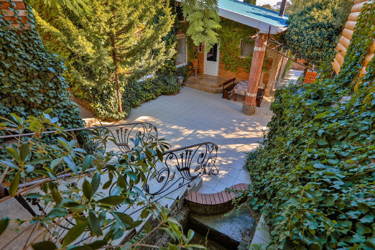 Внутренний дворик главного корпуса