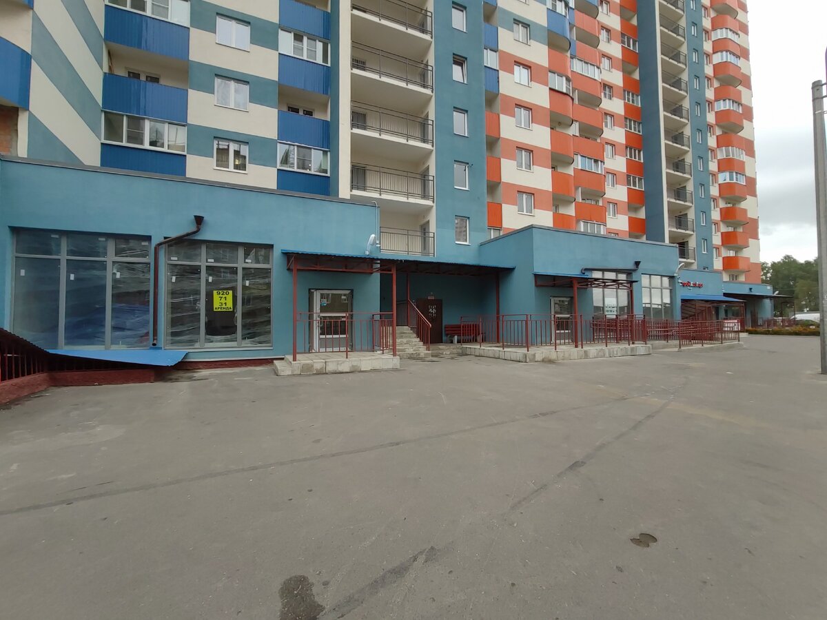 Пока не заселится район эти помещения так и останутся никому не нужными. Благо через 1-1,5 года стройка закончится и место оживет!)