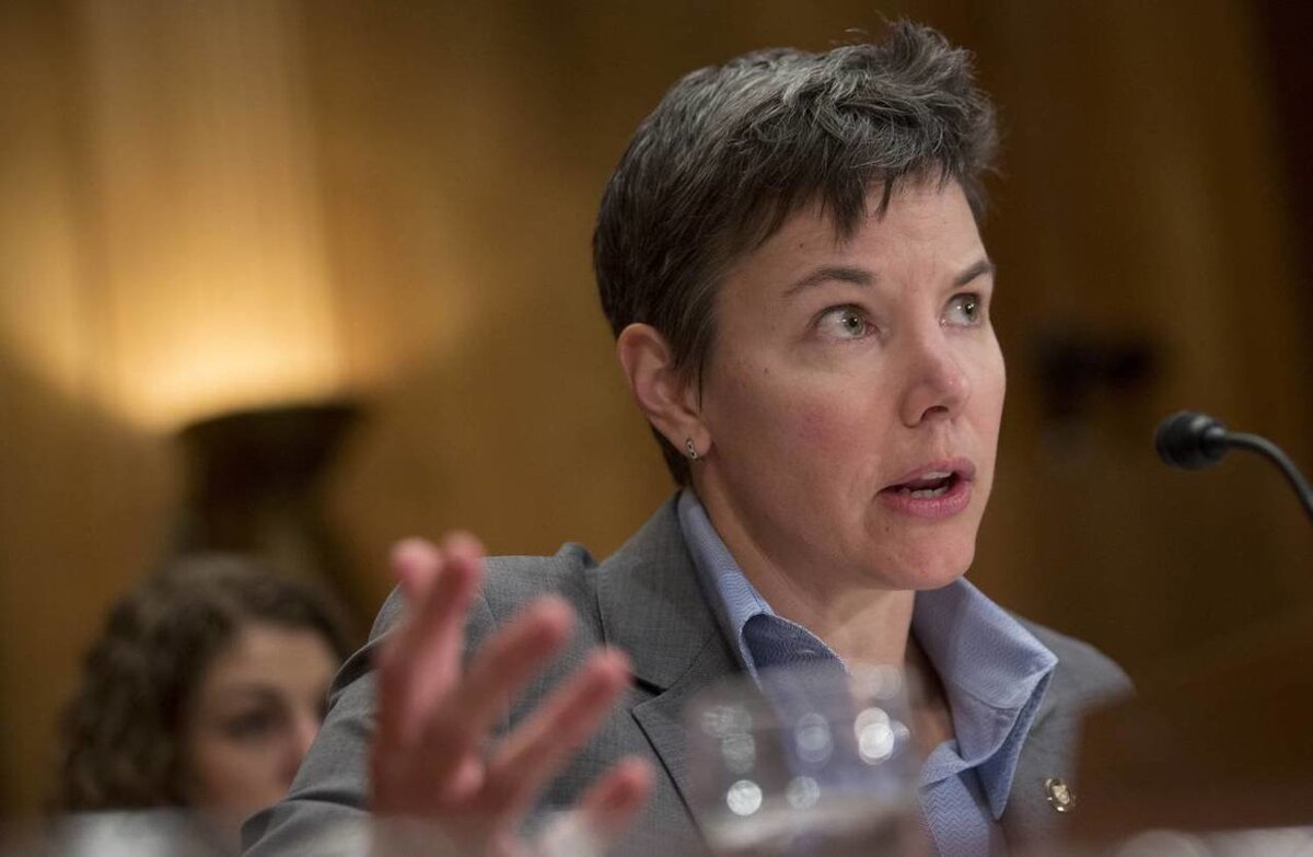 Дженифер Шашки Калвери, директор FinCEN (Financial Crimes Enforcement Network) - подразделение по борьбе с финансовыми преступлениями в составе министерства финансов США - занимается сбором и изучением данных о движении финансов. FinCEN затем передает информацию и сотрудничает с другими правительственными агентствами и спецслужбами США