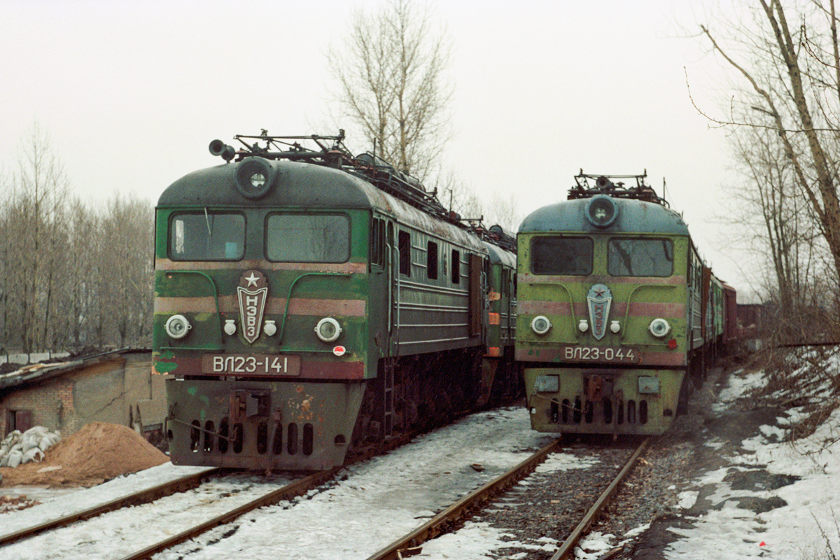 Бежит, гремит утюг железный...