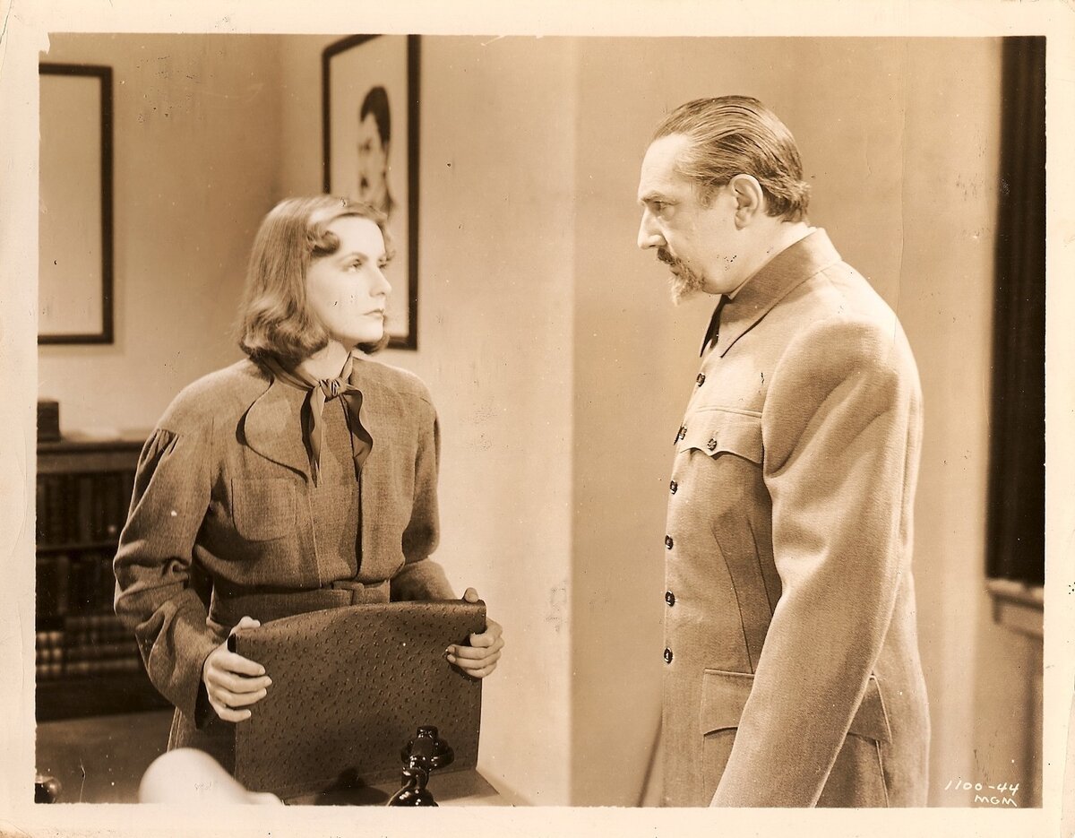 Нина Якушева и ее начальник, комиссар Разинин (его сыграл Бела Лугоши, знаменитый исполнитель роли вампира Дракулы) в сталинском френче и с троцкистской бородкой...