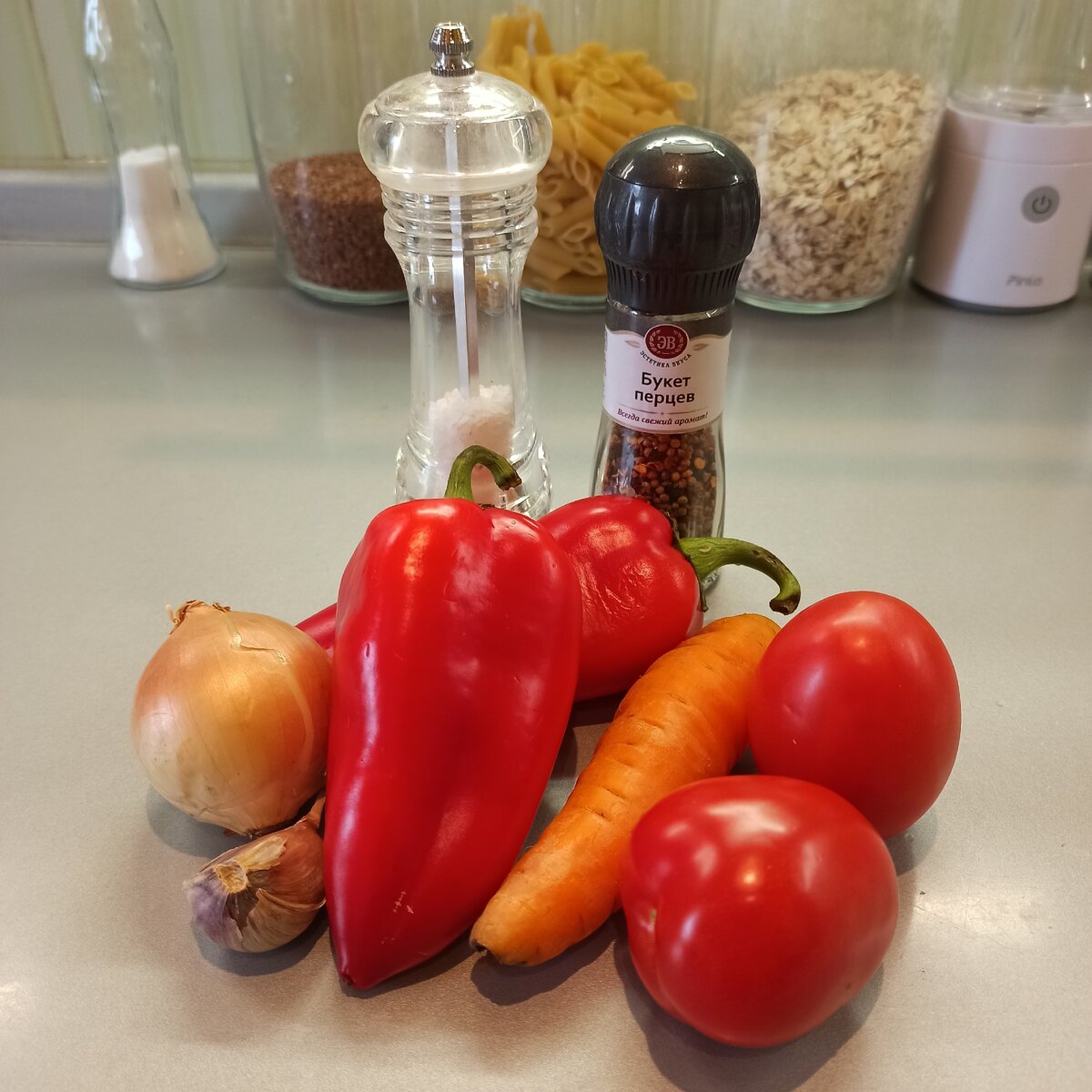 Перец болгарский, лук репчатый, помидоры, морковь, чеснок, соль, перец по вкусу