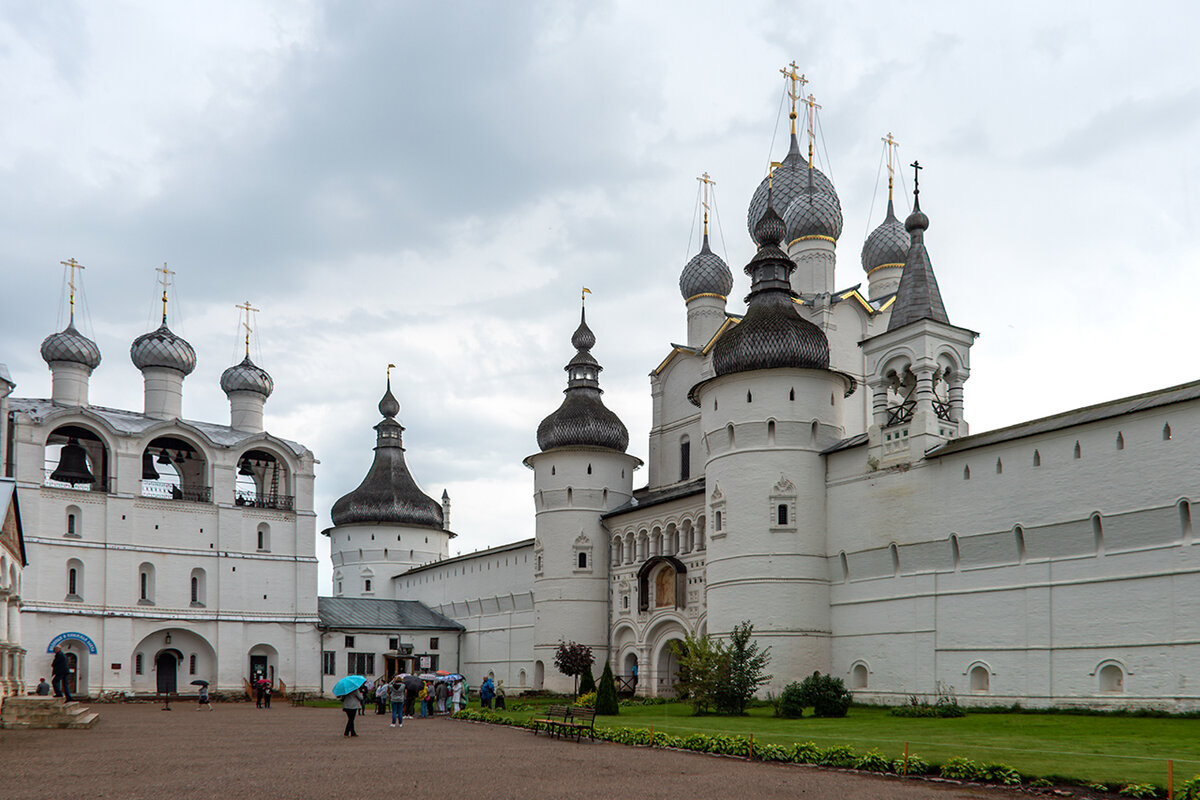 Ростовский кремль ростов. Ростовский Кремль митрополичий двор. Ростов Великий митрополичий двор. Церковь Воскресения Ростовского Кремля. Митрополичий двор Ростов Успенский собор.