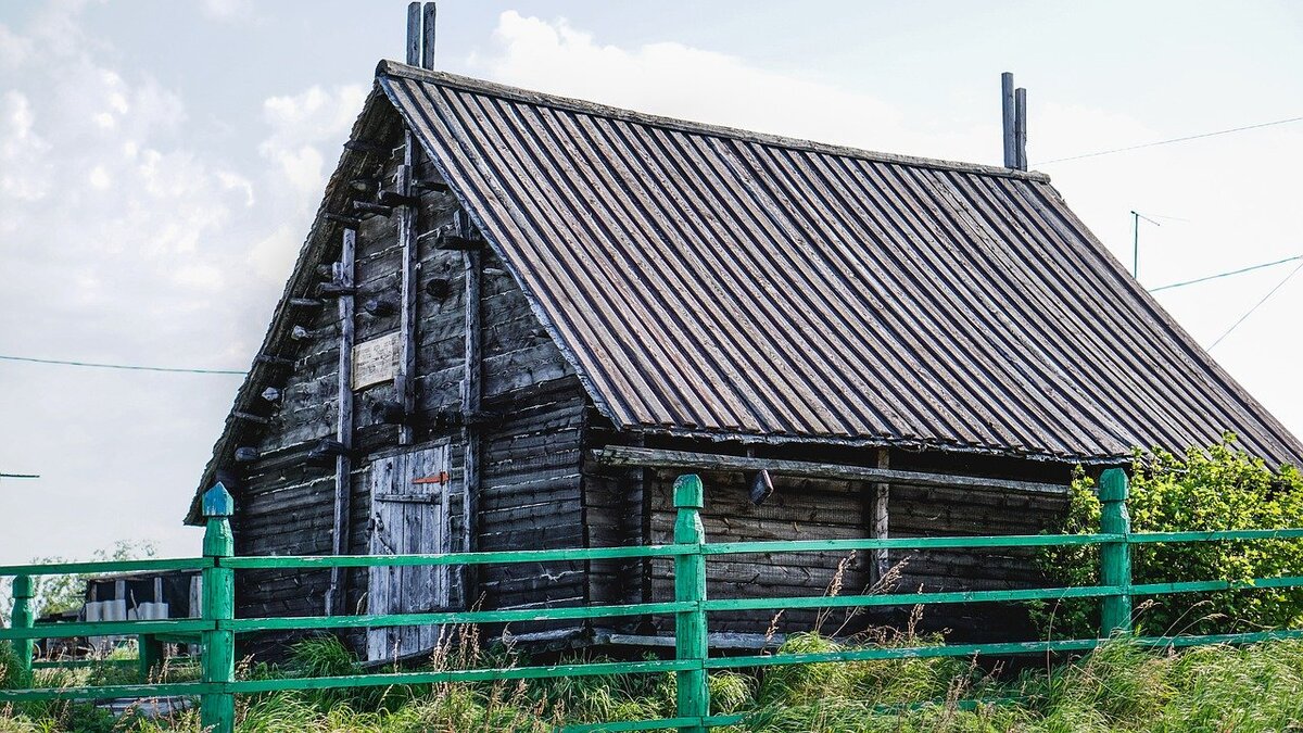 В подобной (ну, может, только слегка получше) избёнке жили сестры