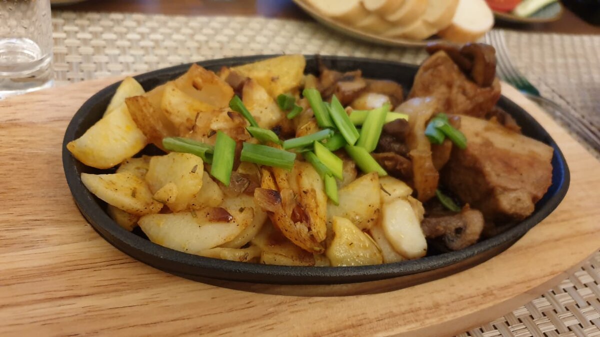 порционная сковородка с мясом и овощами