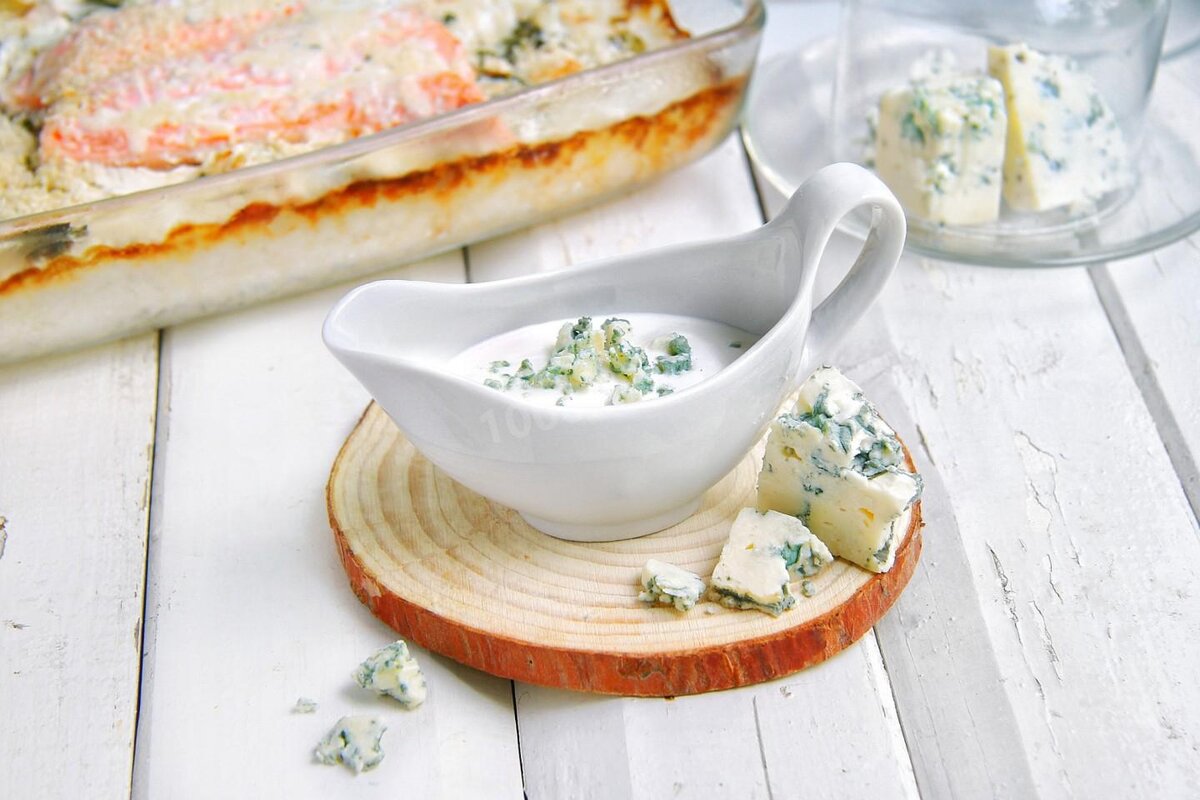 Сметана5  стол.л.
Сыр с плесенью 70 
гр
Сольпо вкусу
Перец острый молотыйпо вкусу
Лимонный сок1 
стол.л.
Чеснок по вкусу