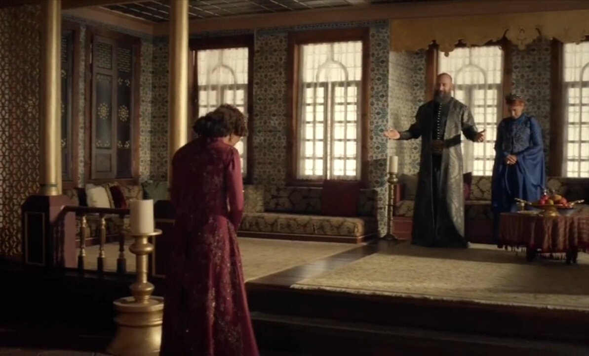Хюррем впервые встречается с Фатьмой султан