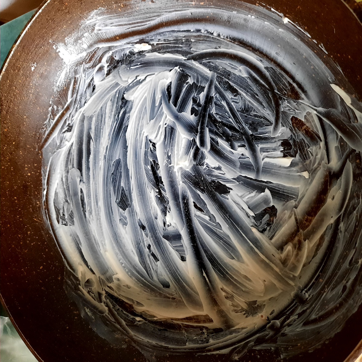 Сковороду смазываем сливочным маслом.