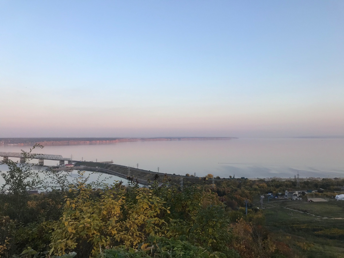 Склон реки,канатка и мост