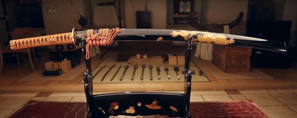 Японский меч Катана на специальной подставке.