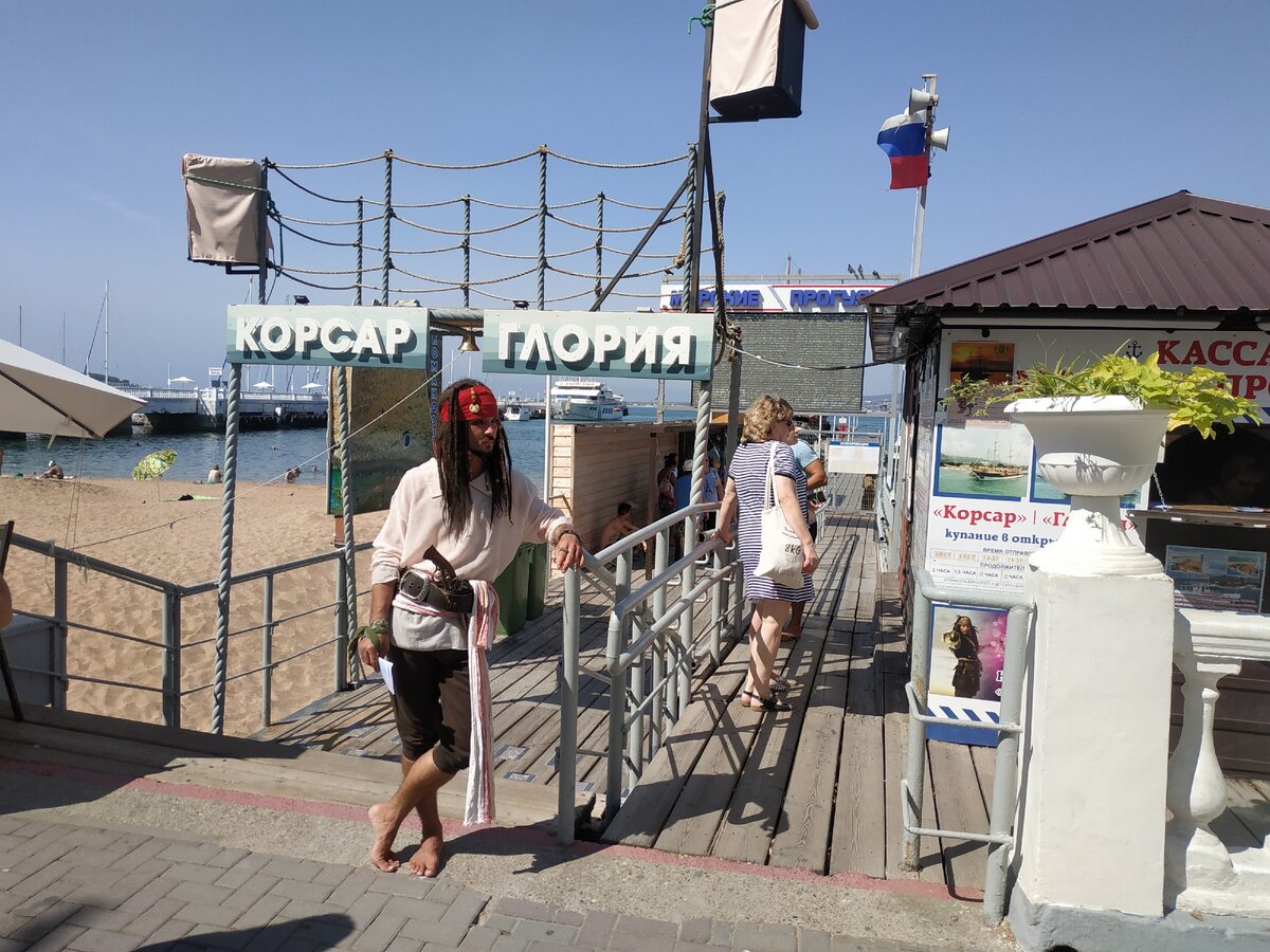 Судна отходят от малого причала в центре. Напротив ТЦ Геленджик