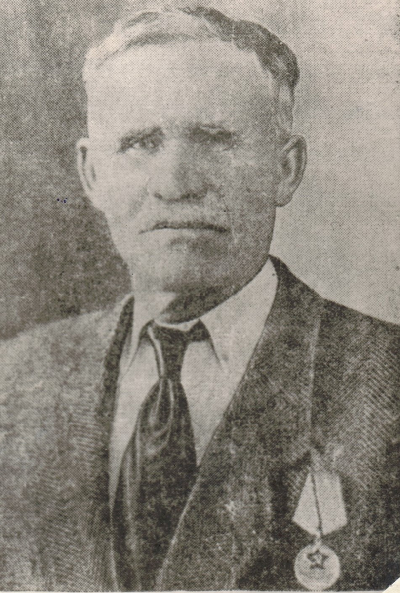 Поликарп Евдокимович Романенко. Умер весной 1969 года. 