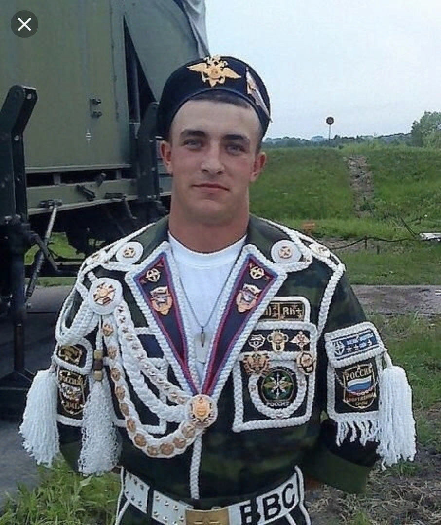 Ну чем не дембель, сейчас за год не сошьешь.