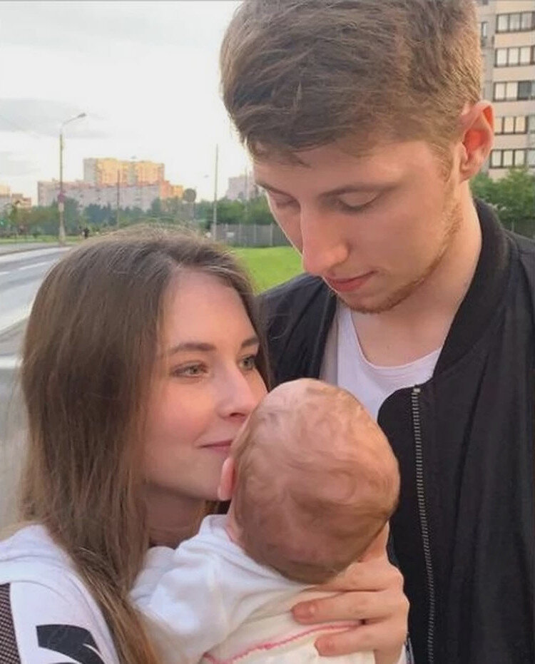 Влюбленные с новорожденным ребенком.