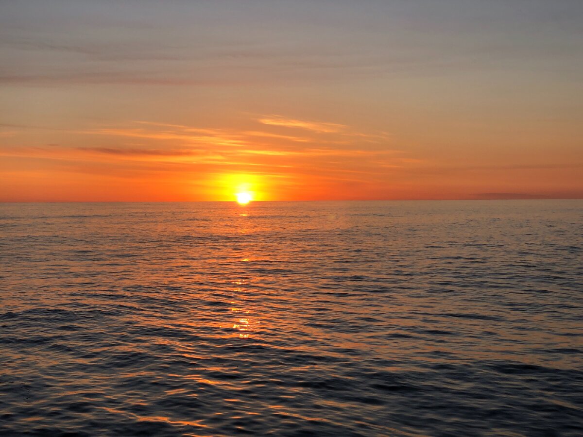 Восход солнца в Охотском море 
