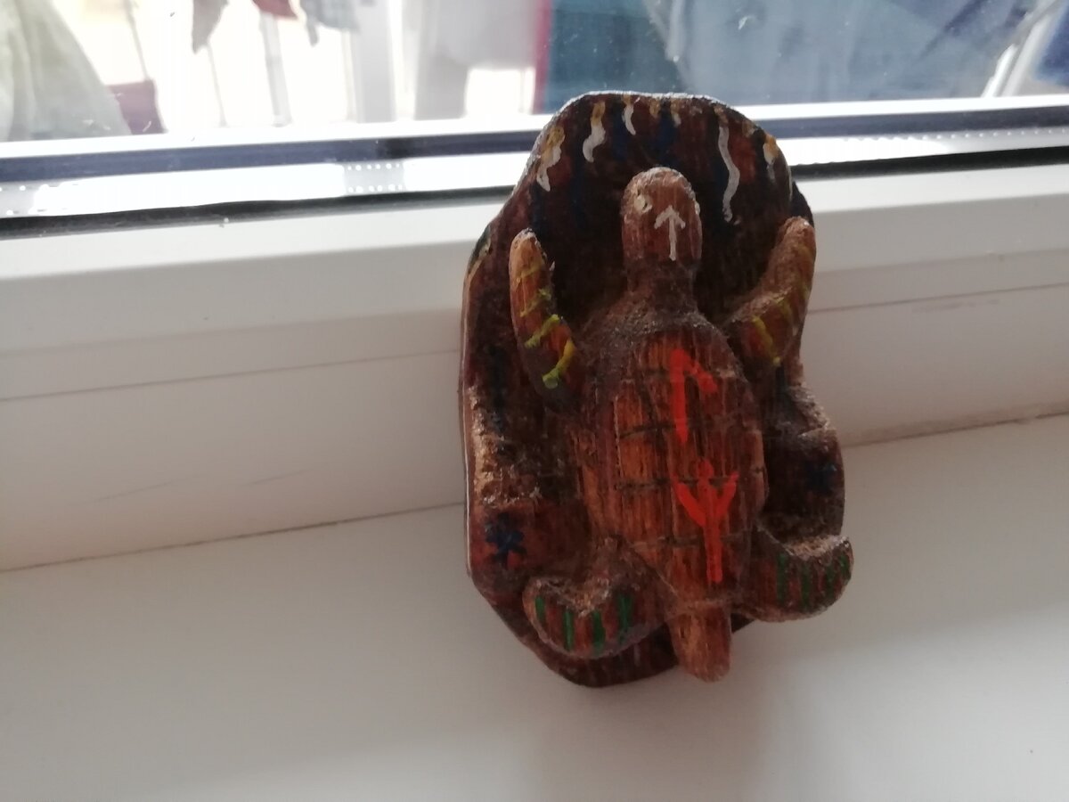 Такая вот вышла из под резака черепаха как бы на морской волне, добавил немного красок для аутентичного образа, связанного с культурой жителей острова Самоа.