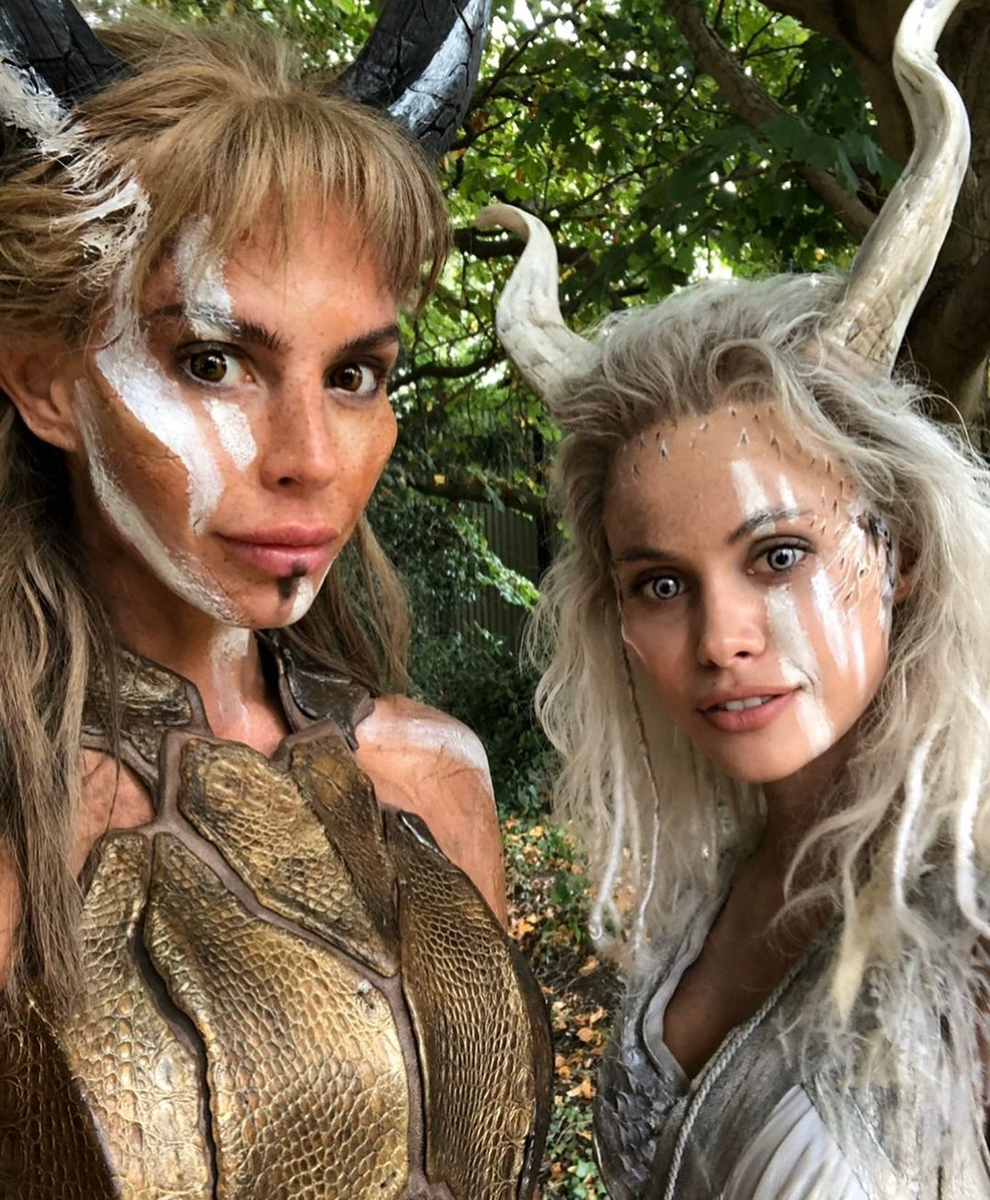 Ия (слева) в момент съёмок в фильме "Малефисента 2"
