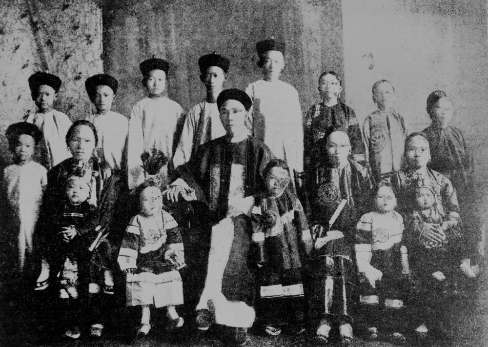 https://upload.wikimedia.org/wikipedia/commons/1/1b/Kwong_Sue_Duk_with_his_three_wives_and_fourteen_children%2C_Cairns%2C_1904_%289623512597%29.jpg