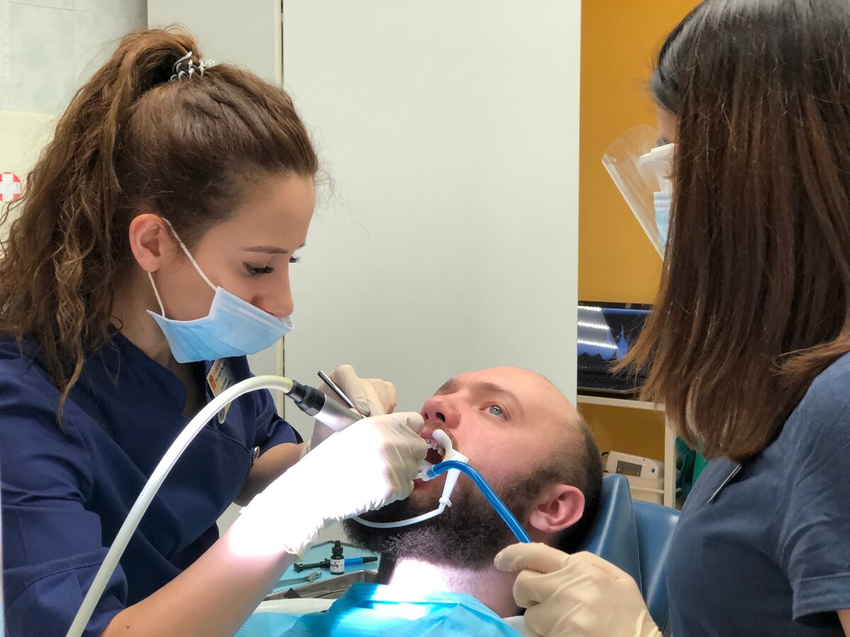 Пациент на приеме у стоматолога ортодонта в стоматологии "Имплант Эксперт"