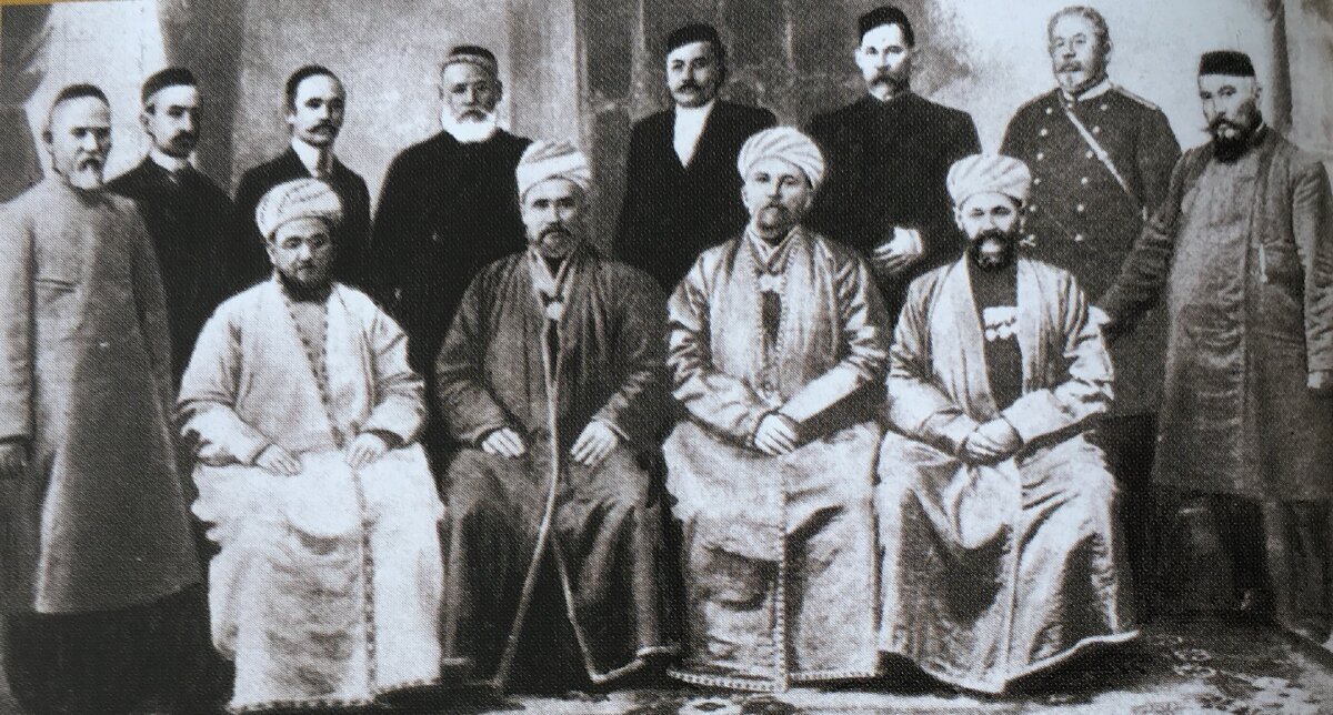 Члены мутаваллията (попечительского совета), Оренбург, 1909. В центре стоит Гайса Еникеев, справа от него З.Рамеев (Дардменд), слева Махмут Хусаенов.