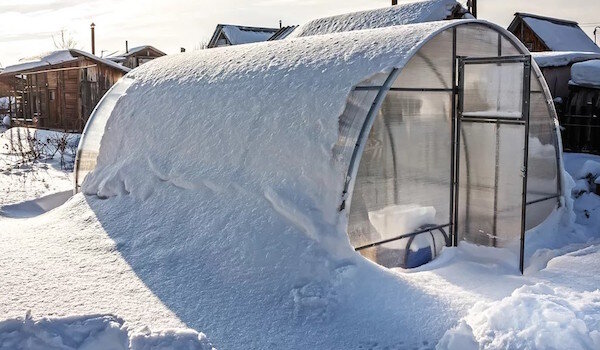 Фото: buitenlevengevoel.nl/wp-content/uploads/2016/12/Kas-bedekt-met-sneeuw.jpg