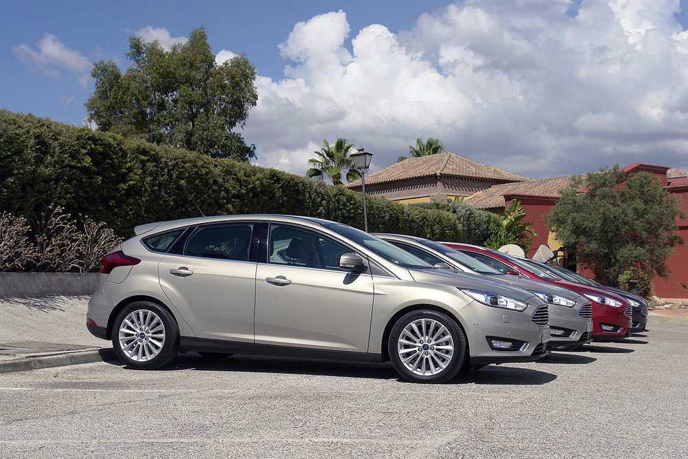 Вы помните те времена, когда Ford Focus можно было купить за полмиллиона рублей? Да, с двигателем 1.4, на «механике», но ведь можно было. Впрочем, есть вариант подойти к этому вопросу с другой стороны: тогда, в далеком 2000-м году, «базовый» Фокус первого поколения стоил около $17 000. Сейчас начальный Focus третьей генерации в долларовом эквиваленте оценивается даже дешевле - около $15 500 (615 000 рублей). А как же разговоры о повальном удорожании автомобилей? Неужели неправда? Как Форду удаются подобные «фокусы»?