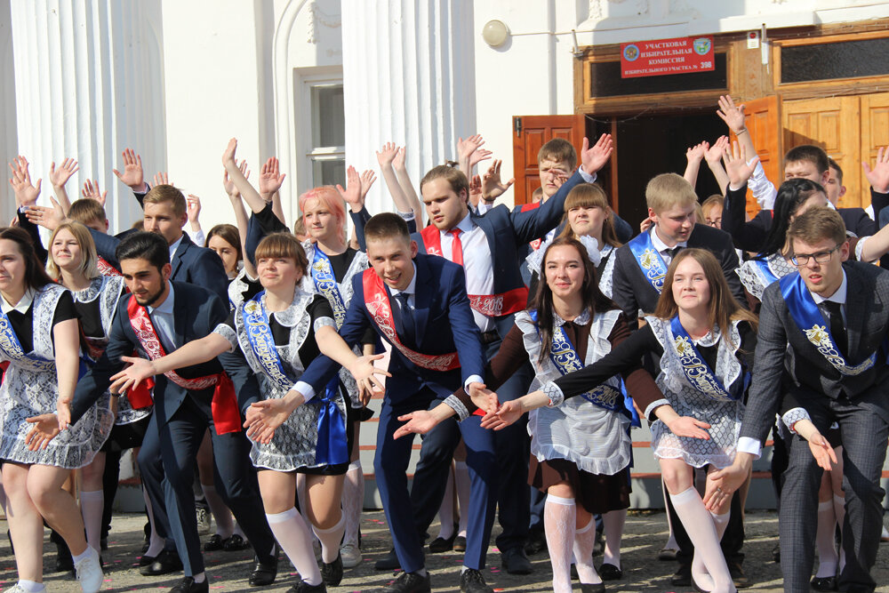 Выпускники 11 класса. Фотосессия последний звонок. Сайт 11 класса школы. Школьный выпускной. Сайт 11 класса школы.