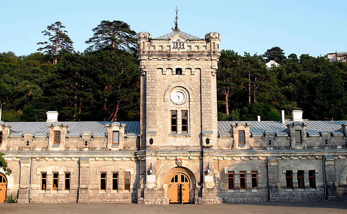 Массандровский винзавод ялта. Винный завод в крыму массандра. Массандровский винный завод ялта. Винный завод в крыму массандра. Массандровский дворец массандра винзавод.