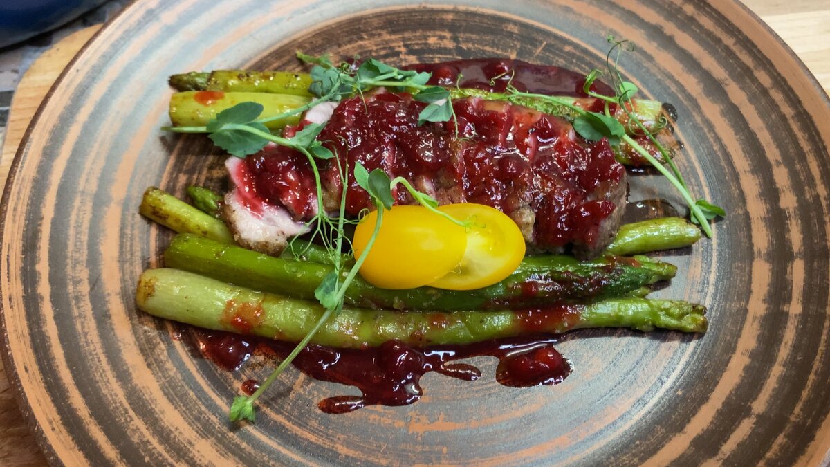 Спаржа с утиной грудкой с соусом. Битва шефов рецепты. Битва шефов рецепты. Битва шефов когда подсыпали сахар в блюдо видео смотреть. Повар.