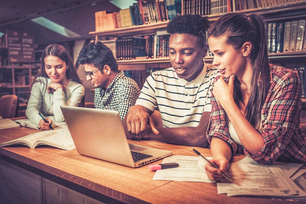 Радостные студенты. Красивый студент. Студенты в вузе. Студенты фото. Студенты.