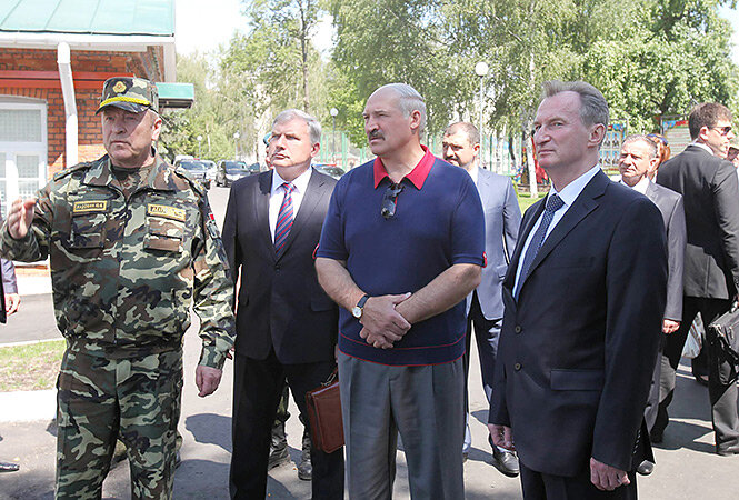 Лукашенко в 103-й отдельной гвардейской мобильной бригаде леом 2014 года. Фото president.gov.by