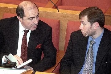 2000 год, депутаты Абрамович и Березовский на первом пленарном заседании Государственной Думы РФ третьего созыва.РИА Новости