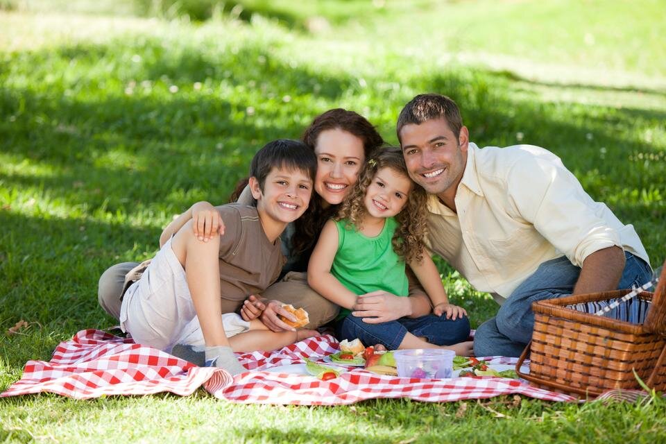 Фотография семейный отдых. Семья на природе. Пикник с семьей на природе. Счастливая семья на природе. Счастливая семья на пикнике.